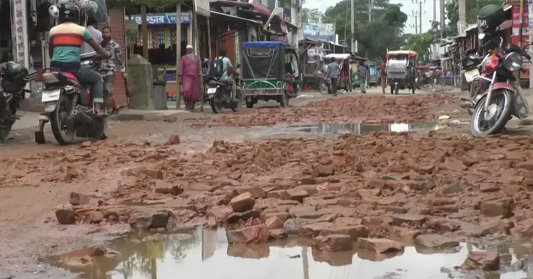 খানাখন্দে ভরা গাজীরখামার নালিতাবাড়ী সড়ক